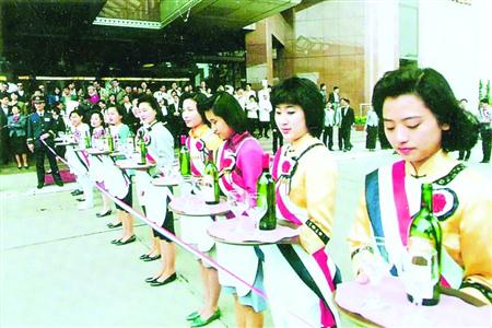 1988年,酒店开业庆典,门口礼仪人员都是经过了严格面试。 /读者供图