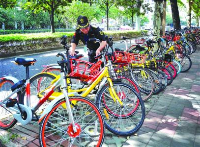 经过第三方协管,地铁8号线曲阳路站4号出入口路边共享单车停放秩序井然。/晨报记者 竺钢