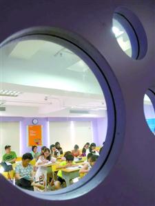 在某培训机构学习的孩子和陪读的家长 /晨报记者 杨青霞