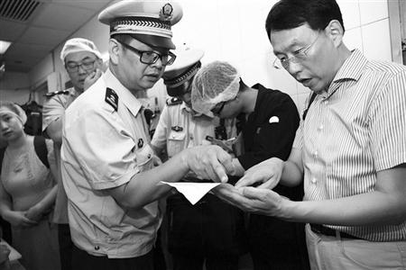 人大代表和执法人员检查废弃油脂台账