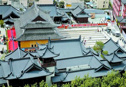 2017年9月17日,从高空俯瞰,大雄宝殿的行走轨迹清晰可见。大殿与天王殿的之间距离被拉开,大殿前广场面积将比原来的面积翻一倍多。(右上、右下)