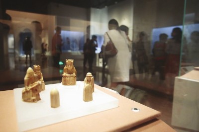 上海博物馆“大英博物馆百物展:浓缩的世界史”前天落下帷幕。自6月29日开展以来,该展创下了多项观展纪录,成为沪上一道文化景观。展览的最后一天,依旧有不少观众驻足流连。本报记者叶辰亮摄