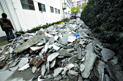 按照新规,装修垃圾也被归类为建筑垃圾。青年报资料图