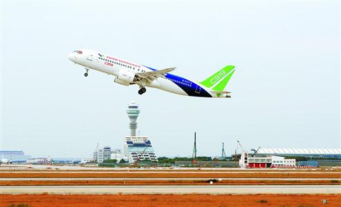 昨天上午,C919飞机从上海浦东机场起飞前往西安阎良。均本报记者 张海峰 摄