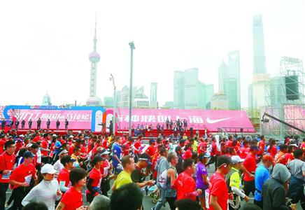 昨天,第22届上海国际马拉松赛在外滩金牛广场起跑。 本报记者 邵剑平 摄