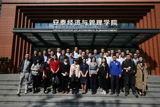 出发前的学员们都无比兴奋,参加的学员们在学院门口合照