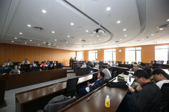 参加本次参访的学员们中午12点在学院集合签到