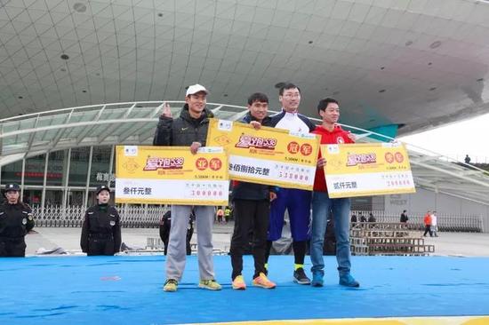 上海汇仁医药有限公司行政总监金阳为5.38KM男子组冠、亚、季军颁奖