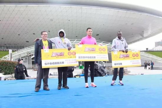 国药控股国大复美连锁上海有限公司副总经理王国强为11.5KM男子组冠、亚、季军颁奖