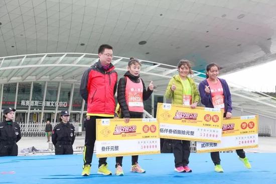 上海九州通医药有限公司采购总监韩杰为5.38KM女子组冠、亚、季军颁奖