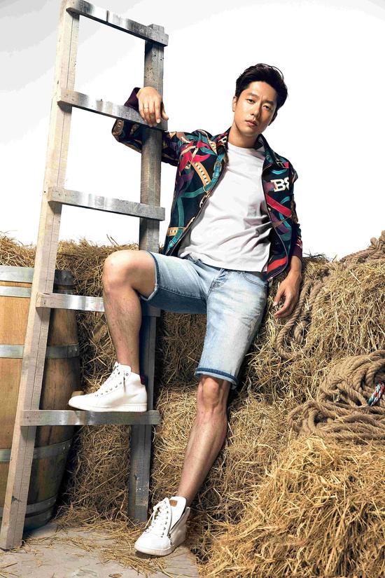 凌潇肃曝光写真 “行走的模特”气场强