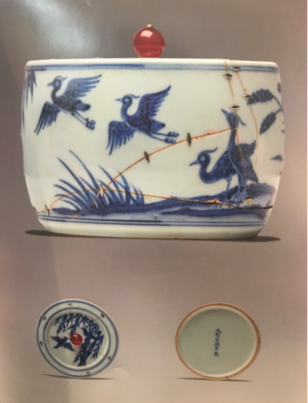 明宣德款青花柳下白鹭蛐蛐罐（修补件）高11.4cm，宽14.6cm