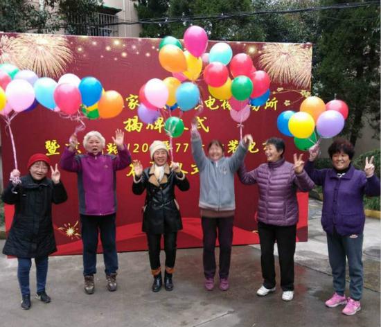 图说:居民喜庆电梯竣工。龙钢 摄(下同)