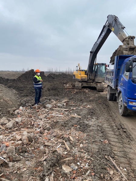 图说:在崇明花博园区建设工地,多辆挖掘机正在挖土 采访对象供图