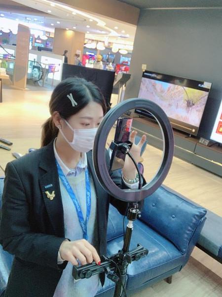 图说：苏宁易购销售员余丽丽正在店内直播带货。苏宁易购 供图

