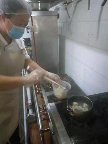 酒店厨师为9个月宝宝“开小灶”