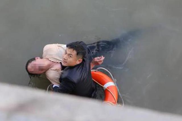 女子外滩亲水平台跳江轻生 武警果断下水5分钟成功救援