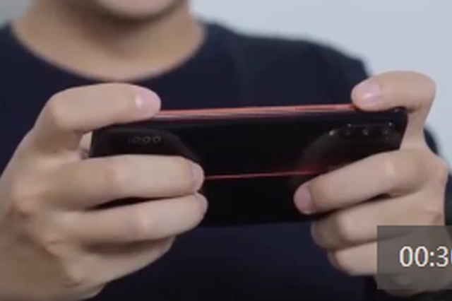 男子沉迷手游充值无度 趁女友熟睡偷拿手机转账3万余元