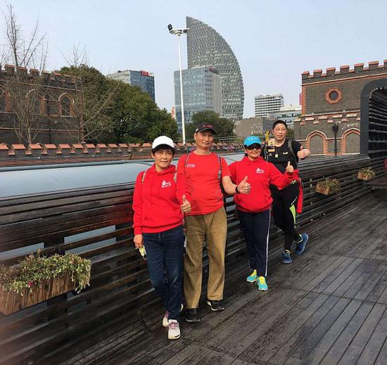 图说:上海市民体验滨江徒步游 采访对象供图(下同)