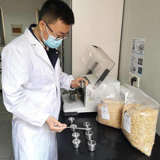 上海海关实验室技术人员对玉米种子样品实施检测 本文图片均由上海海关提供

