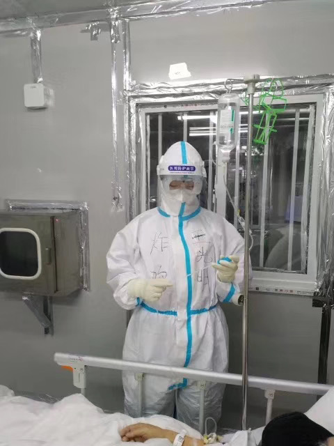 穿着防护服的王辉 本文均由受访者供图

