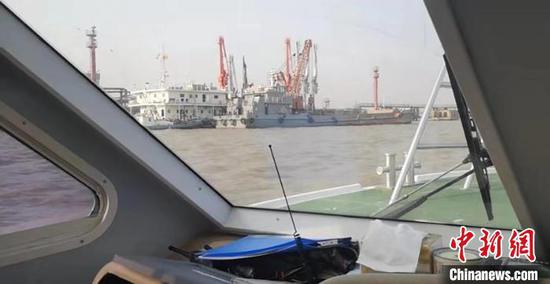 上海海警局在管辖区域巡逻。上海海警局供图