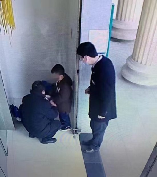 寒风中,爷爷带着小孙子来到农行上海自贸区唐镇支行门口避风打针