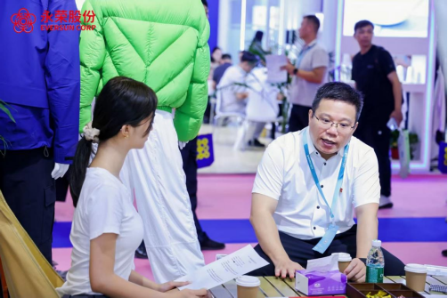 福建永荣锦江股份有限公司总经理 楼翔（右）