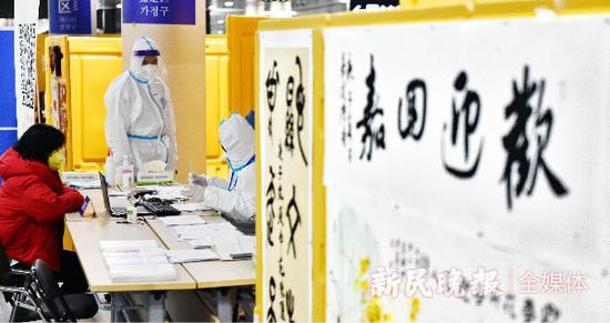 图说:嘉定区书法家协会提供了大量书法美术作品,迎接四方游子。