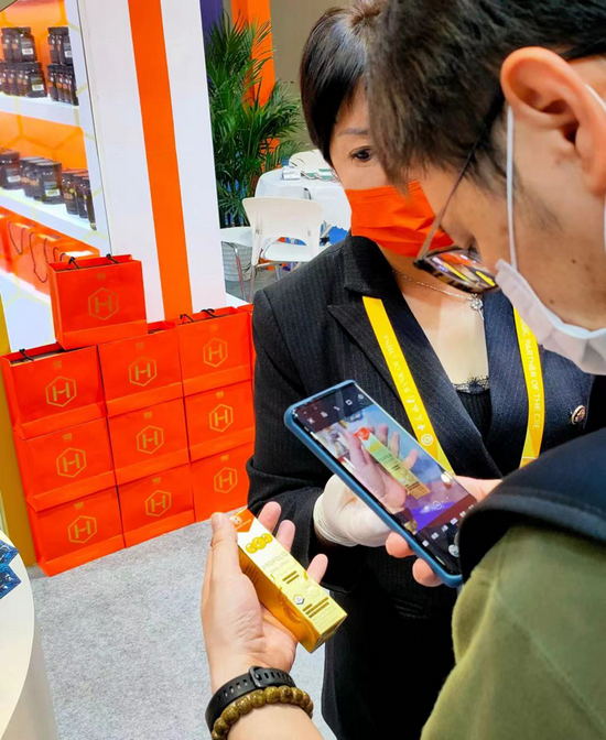 客户了解荷塔威蜂胶口喷剂