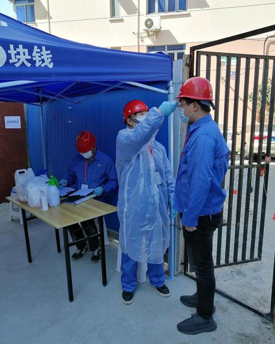 该项目现场严格实行封闭式管理,施工区、生活区、办公区独立封闭,出入口设立测温点,严格出入登记制度。闵行区供图