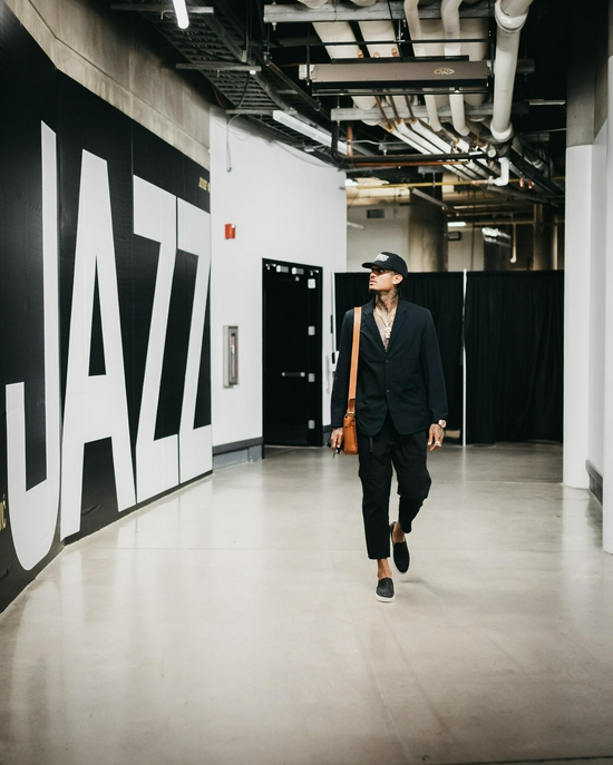 Jordan穿着lululemon亮相NBA新赛季;上衣:New Venture运动夹克