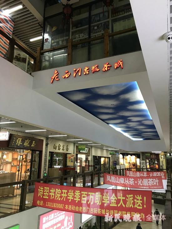 图说：三楼店铺下方装饰着蓝天白云图案，往下直接面对商场1楼区域，没有任何承重的地方