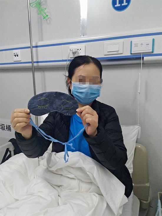 患者拿着雷神山医院市一医疗队医护人员联手“自制眼罩”。 本文图片均为上海市第一人民医院提供