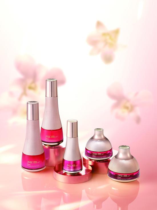 从左到右：致臻焕采生机水、致臻焕采生机乳、致臻焕采生机精华乳、致臻焕采生机眼霜、致臻焕采生机面霜