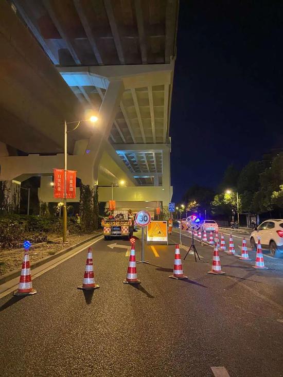 第三届进博会配套路桥项目北翟路(外环线-中环线)地面道路已全面建成并通车。上海市交通委供图