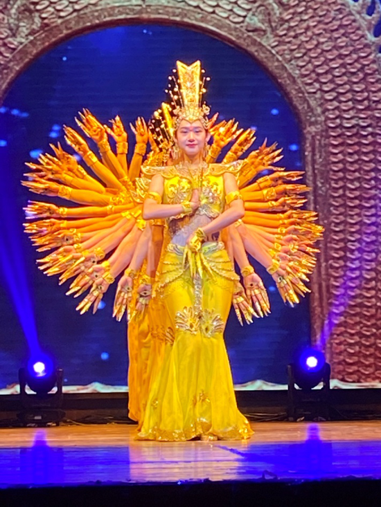 中国残疾人艺术团表演舞蹈《千手观音》