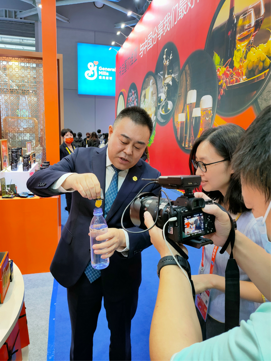 荷塔威品牌董事长于富民 为记者演示亚洲首发UMF15+麦卢卡咔嚓蜜