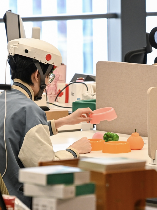 2026年7月9日，学生在上海创智学院内做实验。新华社记者 陈朔 图
