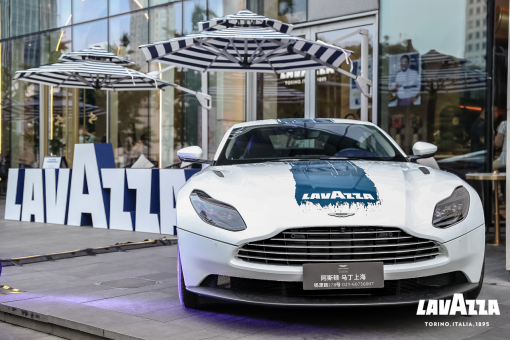 6月，LAVAZZA与ASTON MARTIN的跨界合作