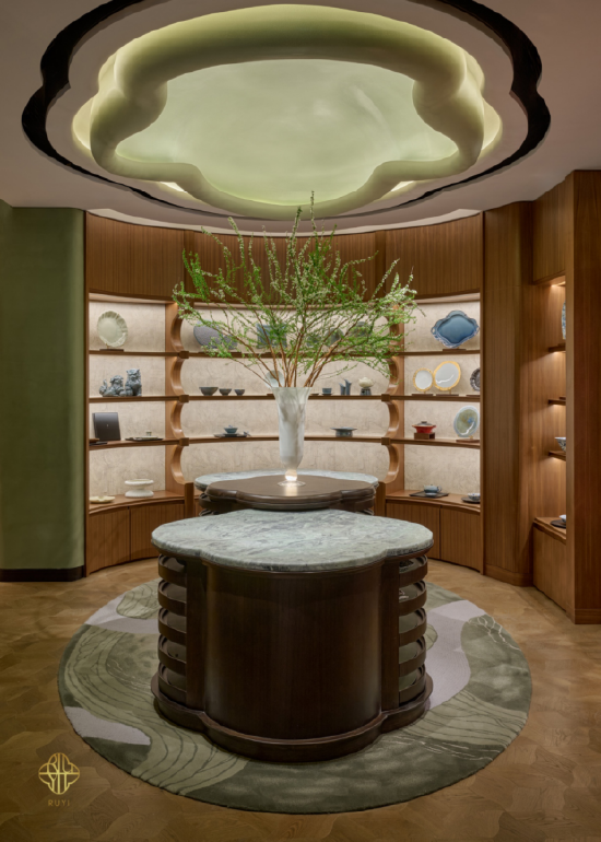 上图：店内空间设有独特的穹顶装饰，灵感源自如意 “华韵花瓣” 碗的造型