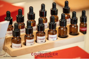 COURVOISIER馥华诗「心悦之镜」品牌焕新发布会调香区体验花香绽放