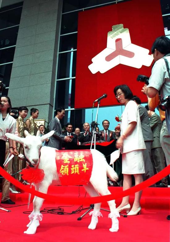 1995年6月,中国人民银行上海市分行从浦西迁往浦东,在落户仪式上,浦东新区管委会向上海分行增送一头活羊以示祝贺,并希望人民银行上海分行成为沪上金融业的领头羊