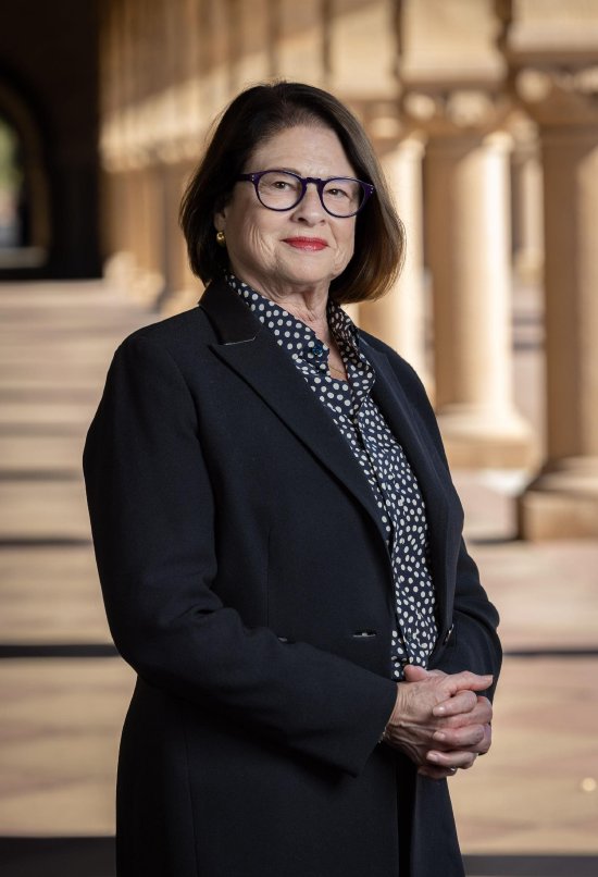 斯坦福大学长寿科学研究中心主任、心理学及公共政策教授Laura Carstensen