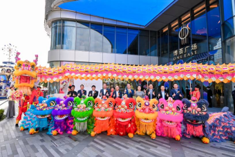 从左至右：LOOKNOW品牌执行总裁严明、中国区负责人王哲、黄浦区人民政府副区长王鼐、加拿大驻上海副总领事Jason Reeves、黄浦区人民政府区长沈山州、博枫资产管理董事总经理、中国区负责人司徒默、博枫资产管理高级副总裁杨毅文、上海市外商投资协会会长黄峰、远景能源执行董事周宏文、IMAX大中华区CEO 陈远鹏