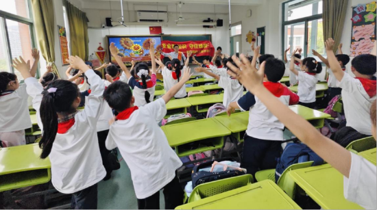 宝钢宝山支行在宝山区实验小学开展趣味财商课