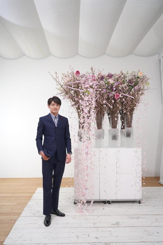 花艺大师中村有孝与其为哈根达斯定制的花艺作品“幻想的花见”