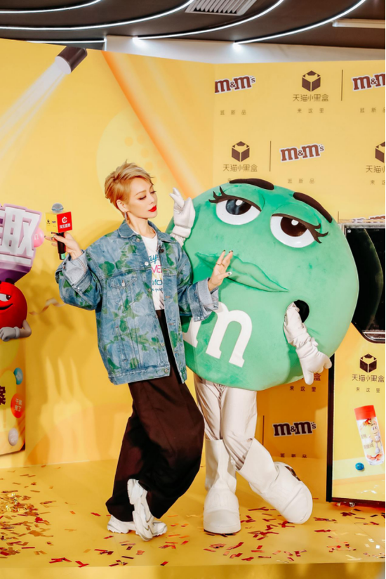M&M’S品牌大使宁静与与出道姐妹花绿豆子逗趣合影