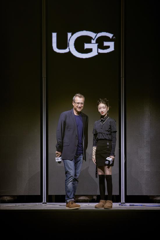 Deckers 集团中国区副总裁及总经理 Olivier Lorans、UGG®亚太区品牌代言人周冬雨出席 UGG®「FEEL THE NIGHT」主题派对
