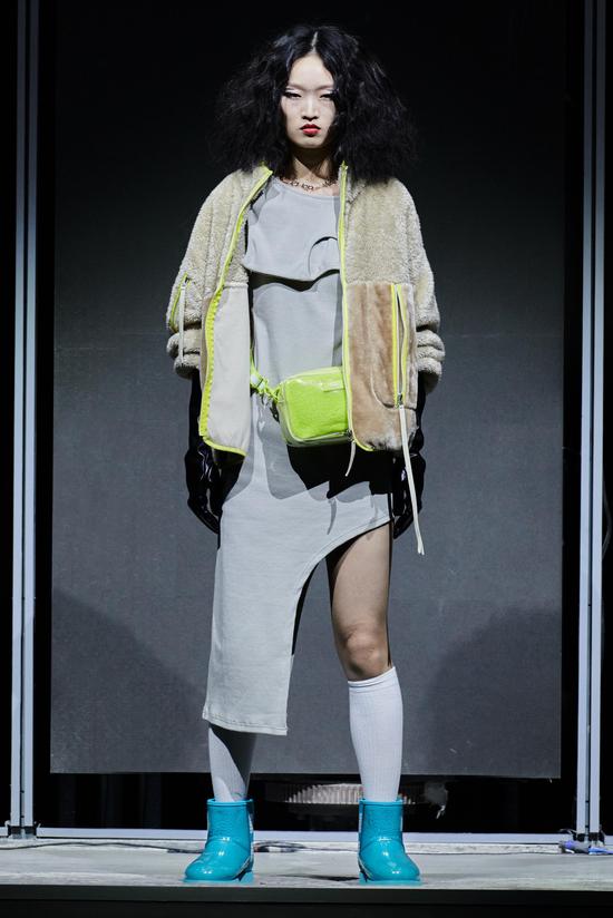 时装设计师王逢陈打造 UGG®派对模特造型,演绎 UGG®经典本色系列短靴